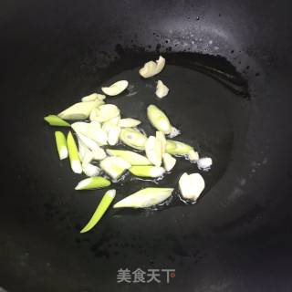 荷兰豆炒腊肠的做法步骤：1