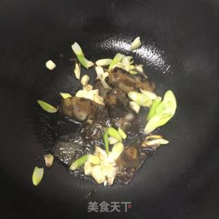 荷兰豆炒腊肠的做法步骤：2