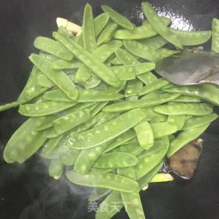 荷兰豆炒腊肠的做法步骤：3
