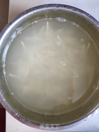 土豆丝炒豆皮的做法步骤：2