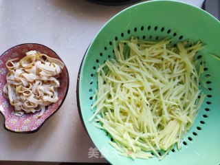 土豆丝炒豆皮的做法步骤：3