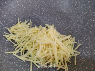 土豆丝炒豆皮的做法步骤：4