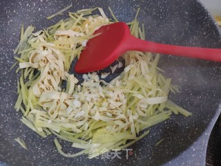 土豆丝炒豆皮的做法步骤：6
