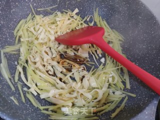 土豆丝炒豆皮的做法步骤：7