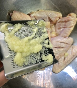 秘制鸡翅中的做法步骤：2
