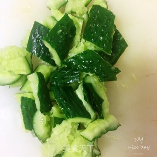 黄瓜拌油条的做法步骤：3
