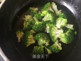 白灼西兰花的做法步骤：4