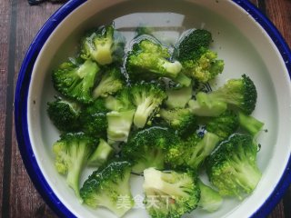 白灼西兰花的做法步骤：5