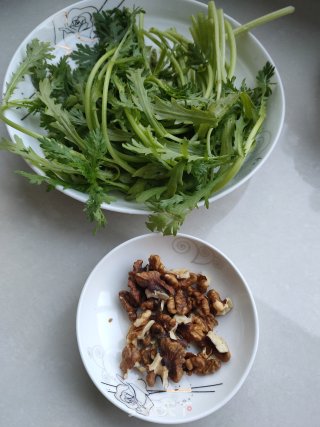 蒜香茼蒿核桃仁的做法步骤：1