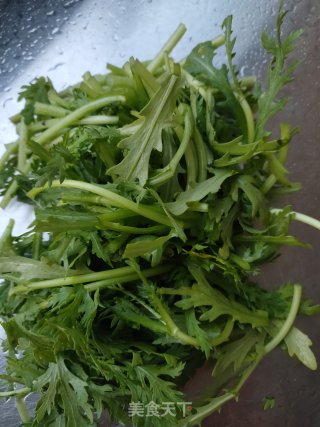 蒜香茼蒿核桃仁的做法步骤：2