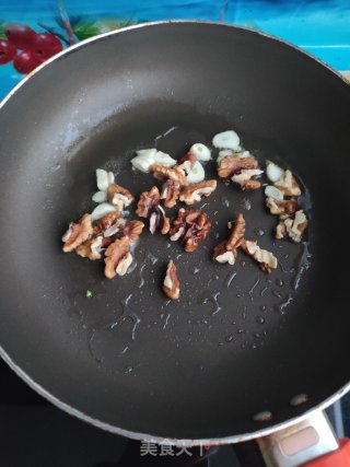 蒜香茼蒿核桃仁的做法步骤：5