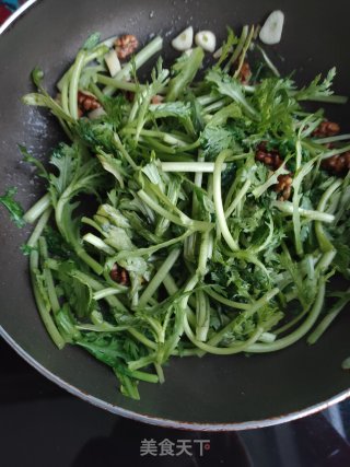 蒜香茼蒿核桃仁的做法步骤：7