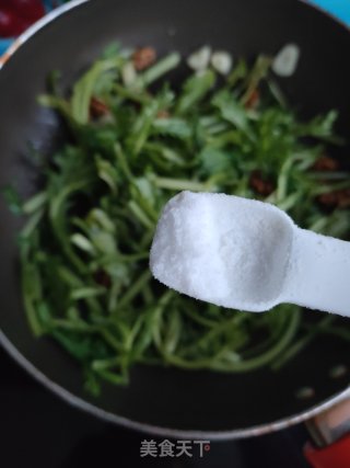 蒜香茼蒿核桃仁的做法步骤：8