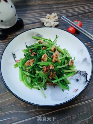 蒜香茼蒿核桃仁的做法步骤：11