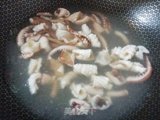 杂蔬啫啫鱿鱼煲的做法步骤：2