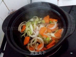 杂蔬啫啫鱿鱼煲的做法步骤：3
