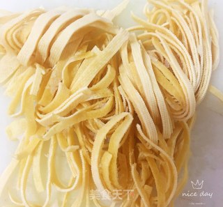 海带拌豆皮的做法步骤：1