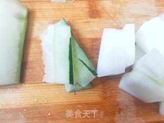 消灭家里丸子新吃法：简单快手冬瓜丸子汤的做法步骤：1