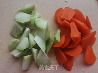 胡萝卜西兰花梗儿炒面筋的做法步骤：2