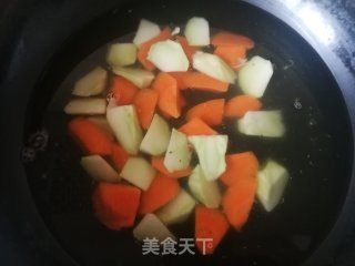 胡萝卜西兰花梗儿炒面筋的做法步骤：4