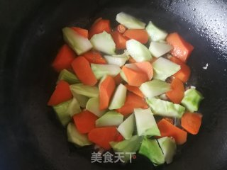胡萝卜西兰花梗儿炒面筋的做法步骤：6