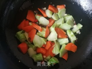 胡萝卜西兰花梗儿炒面筋的做法步骤：7