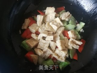 胡萝卜西兰花梗儿炒面筋的做法步骤：8