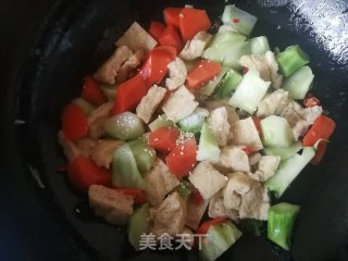 胡萝卜西兰花梗儿炒面筋的做法步骤：9