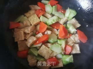 胡萝卜西兰花梗儿炒面筋的做法步骤：10