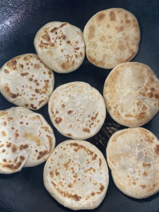 红糖煎饼,香甜可口的做法步骤：2