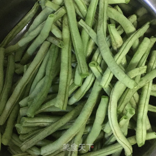 油豆角炖(熬）肉的做法步骤：1