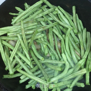 油豆角炖(熬）肉的做法步骤：7