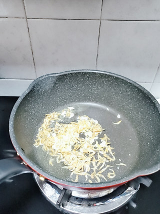 虾皮炒生菜的做法步骤：2