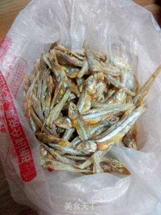 炸小鱼干的做法步骤：1