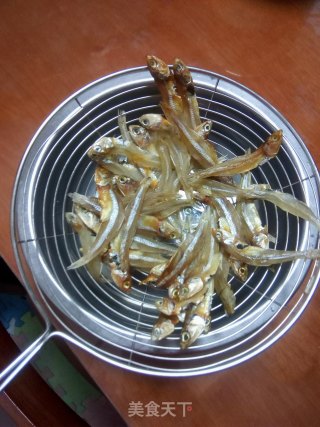 炸小鱼干的做法步骤：2