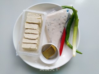 咖喱虾滑酿臭豆腐的做法步骤：1