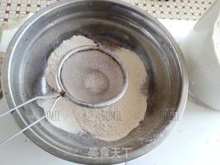 褐麦芝麻鸡蛋饼的做法步骤：1