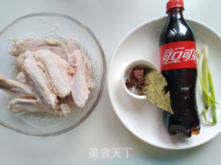 可乐杨梅卤鸭翅的做法步骤：1