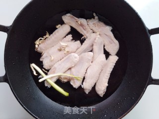 可乐杨梅卤鸭翅的做法步骤：2