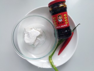 老干妈烧凉粉的做法步骤：1