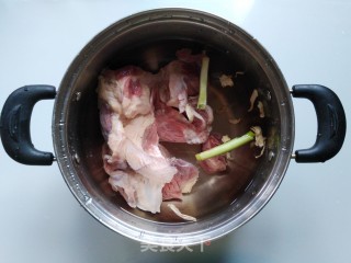 酸菜炖牛肉的做法步骤：2