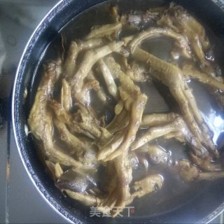 干锅鸭掌的做法步骤：1