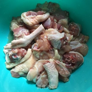 板栗焖鸡的做法步骤：1