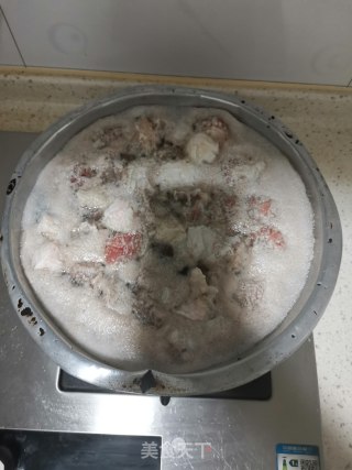 白萝卜牛肉汤的做法步骤：2