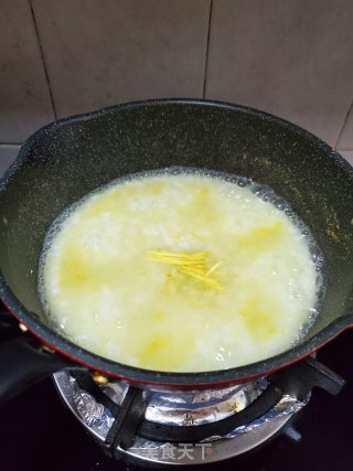 咸蛋粥的做法步骤：4