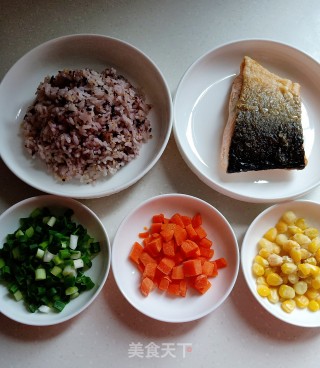 三文鱼炒饭的做法步骤：1