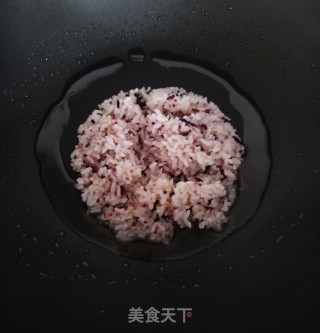 三文鱼炒饭的做法步骤：3