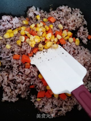 三文鱼炒饭的做法步骤：4