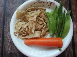 荷兰豆胡萝卜炒笋干的做法步骤：1