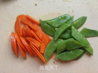 荷兰豆胡萝卜炒笋干的做法步骤：2